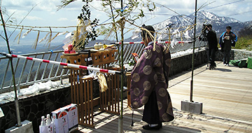 Donden Highland Ceremony of Yamabiraki (opening of the mountain)
